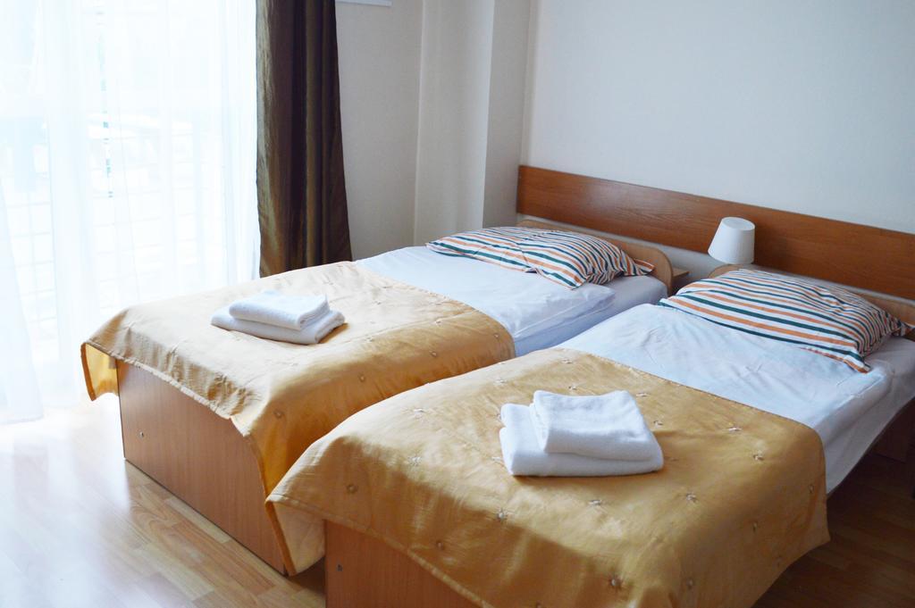 Hotel Monika Краков Экстерьер фото